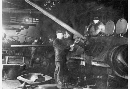 Установка вооружения в танковые башни, 1942 г.